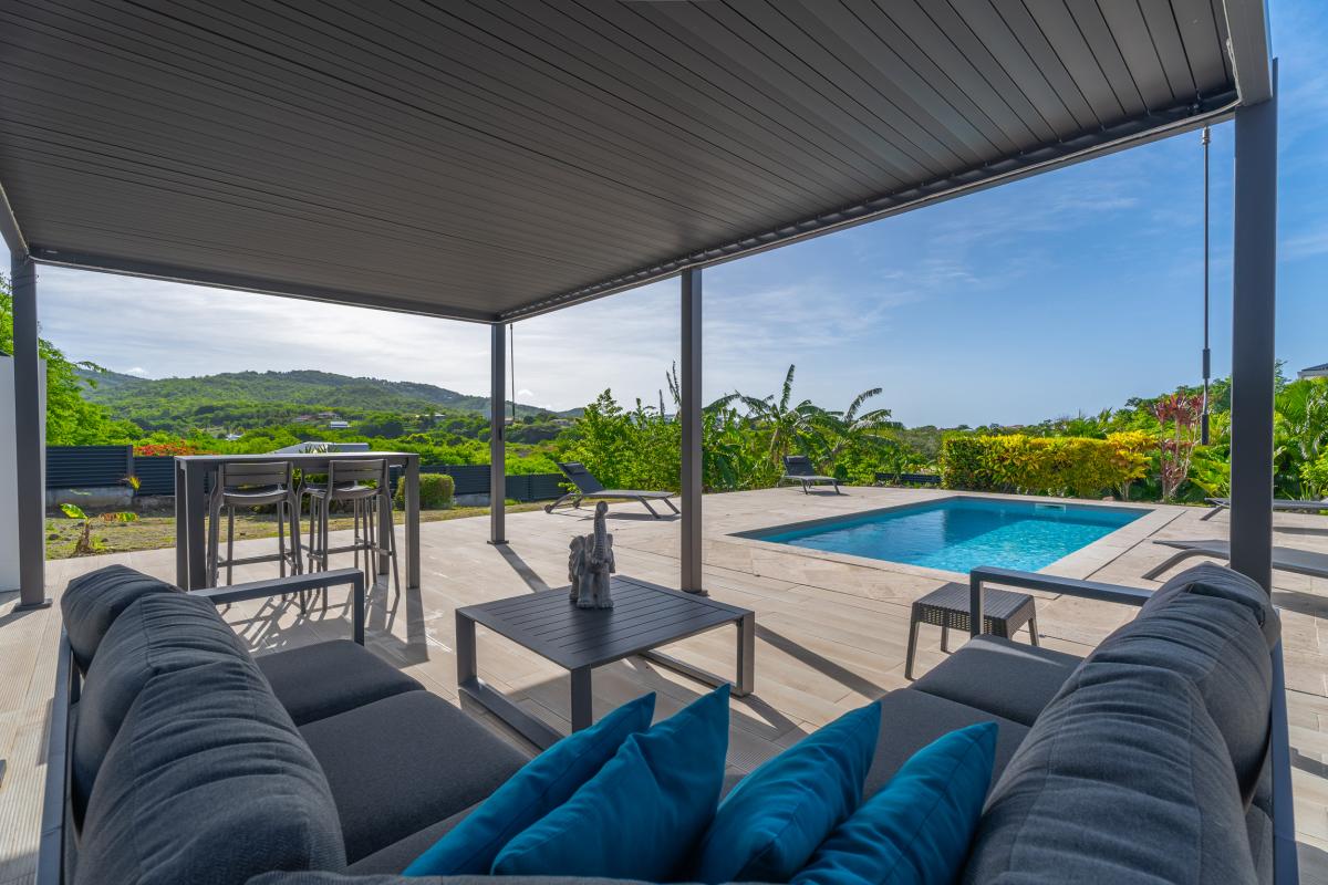 6Location villa piscine 4 chambres sainte luce_salon exterieur